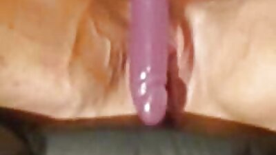 Hot blonde amin'ny atin'akanjo mamelatra ny pussy sy ny fucks