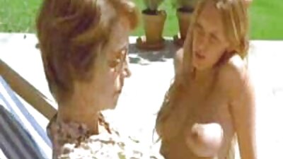Cumming ao amin'ny birao miaraka amin'ny peratra akoho ho an'i Kate maniraka tsirinaina
